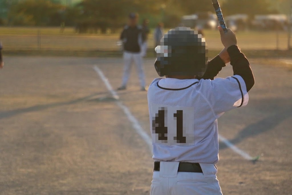 バッターボックスでバットを構える少年野球の打者