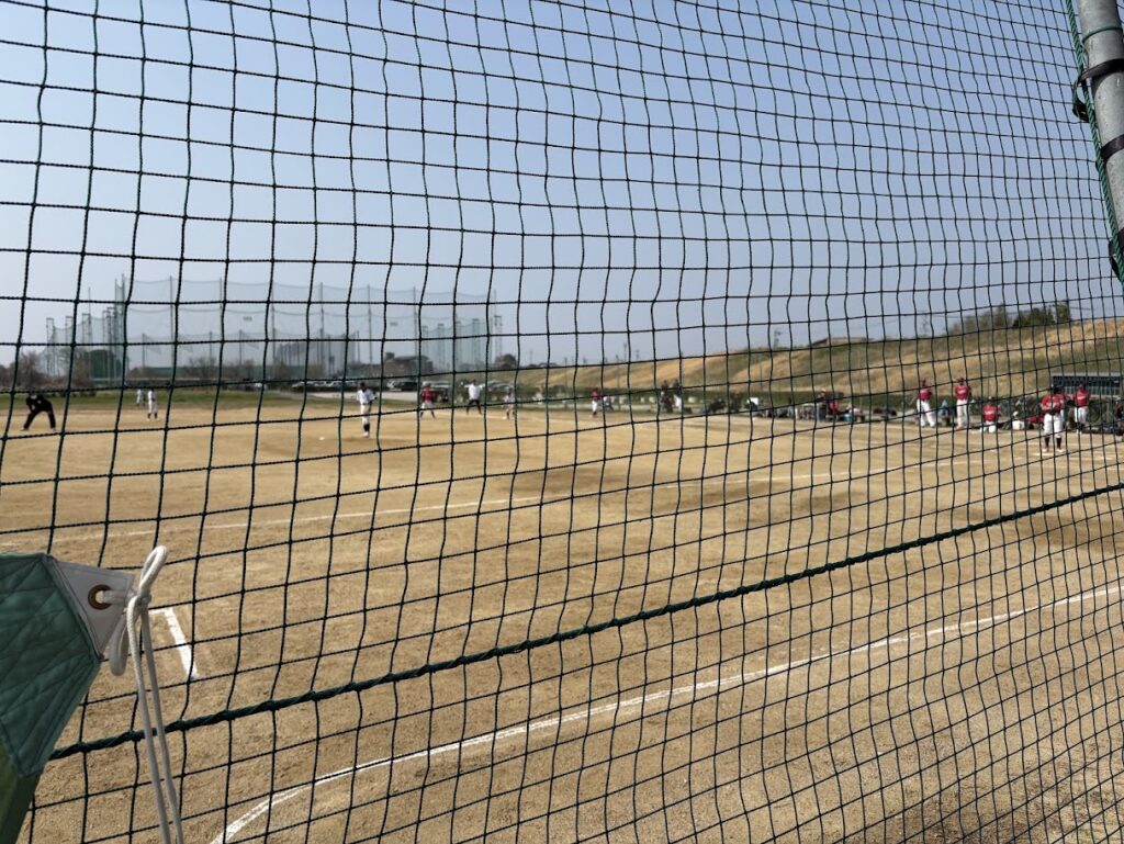 グラウンドで試合や練習に取り組む少年野球の選手たち